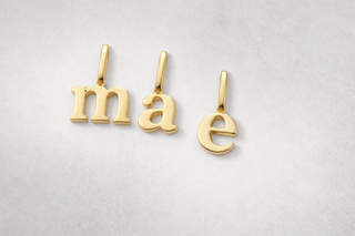 Colar linha sign com letras banhadas a ouro da UNA, pingente personalizado em destaque sobre fundo neutro