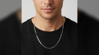 Homem usando corrente masculina prateada sobre camiseta preta