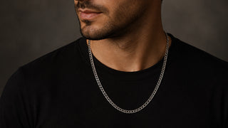 Homem usando corrente masculina de aço com elos achatados