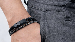 Homem usando pulseiras pretas como inspiração de presente de última hora para o Dia dos Pais