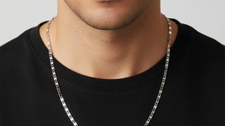 Modelo usando corrente masculina da Una como sugestão de presente para o Dia dos Pais