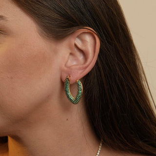 Brinco Médio Cravejado com Zircônias Verde Banhado a Ouro 18k