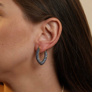 Brinco Médio Cravejado com Zircônias Azul Banhado a Ouro 18k