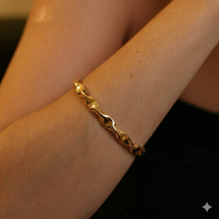 BRACELETE TUBO ORGÂNICO BANHADO A OURO 18K NO BRAÇO DA MODELO