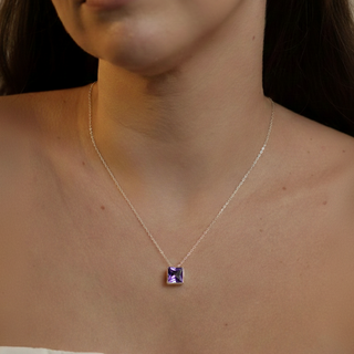 Colar Quadrao e Pedra de Vidro Roxo Banhado a Prata 925