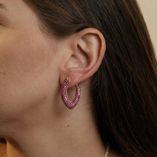 Brinco Médio Cravejado com Zircônias Rosa Banhado a Ouro 18k