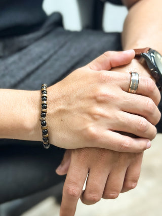 pulseira masculina de pedras naturais pretas e contas de madeira da UNA