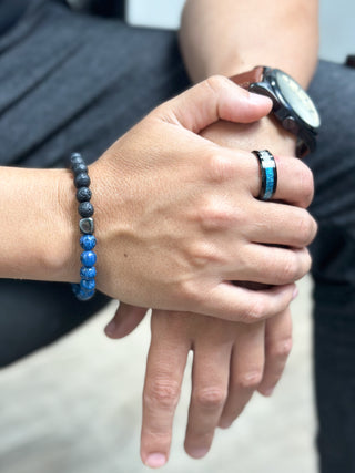 anel masculino de aço bicolor nas cores prata e azul com design moderno da UNA