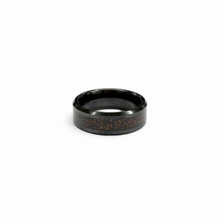 anel masculino de aço preto com acabamento brilhante e detalhes vermelhos da UNA