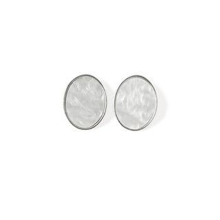 Brinco Oval Medio de Madrepérola Banhado a Ouro 18k