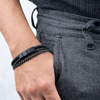 Pulseira de aço preto com couro, corrente e bolinhas da UNA, modelo unissex com design sofisticado em close