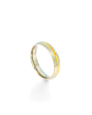 Aliança masculina de aço inox 316L com filete IP gold da UNA Semijoias em fundo branco, semijoia hipoalergênica sofisticada para uso diário.