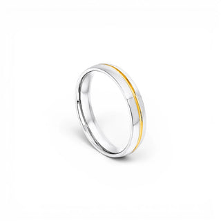 Aliança masculina de aço inox 316L com filete IP gold da UNA Semijoias em fundo branco, semijoia hipoalergênica sofisticada para uso diário.