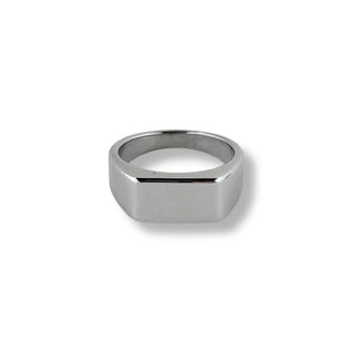 Anel de aço masculino quadrado da UNA em fundo branco still
