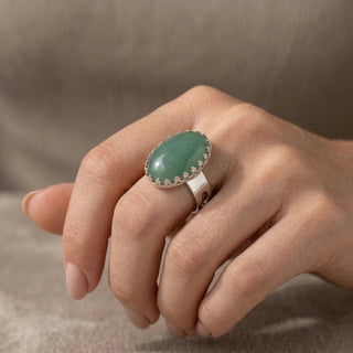 Anel em aço feminino com quartzo verde natural da UNA Semijoias no dedo, design sofisticado com pedra em destaque.