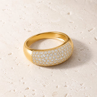 nel bold banhado a ouro 18k da UNA sobre superfície neutra, com microzircônias e design sofisticado em destaque.