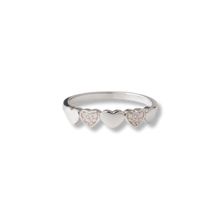 Anel corações cravejado com zircônias banhado a ouro 18k e ródio, design romântico e acabamento de luxo UNA Semijoias.