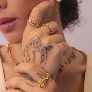 Anel corações cravejado com zircônias banhado a ouro 18k e ródio, design romântico e acabamento de luxo UNA Semijoias.