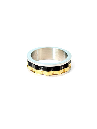 Anel masculino de aço inox 316L preto e dourado com faixa giratória e símbolos em algarismos romanos da UNA Semijoias em fundo branco, moderno e antialérgico.