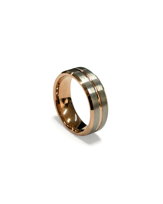 Anel masculino de aço bicolor nas cores prata e rosé da UNA Semijoias em fundo branco, design moderno e sofisticado em estilo liso.