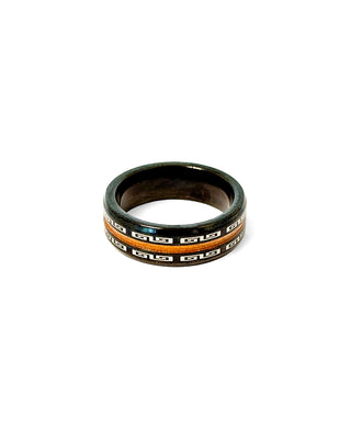 Anel masculino de aço inox black com detalhes silver e filete dourado brilhante da UNA Semijoias em fundo branco, semijoia hipoalergênica sofisticada.