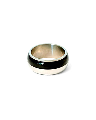 Anel masculino de aço inox 316L com faixa preta central da UNA Semijoias em fundo branco, semijoia hipoalergênica moderna para uso diário.