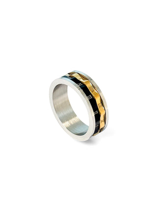Anel masculino de aço inox 316L preto e dourado com faixa giratória e algarismos romanos da UNA Semijoias em fundo branco, acabamento moderno e antialérgico.