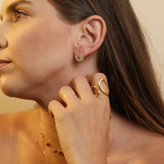 Anel orgânico vazado regulável banhado a ouro 18k da UNA Semijoias em fundo branco, semijoia fina de luxo com design moderno.
