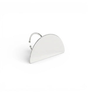 Anel regulável chapa metade oval banhado a prata 925 da UNA Semijoias em fundo branco, com design minimalista e polido.