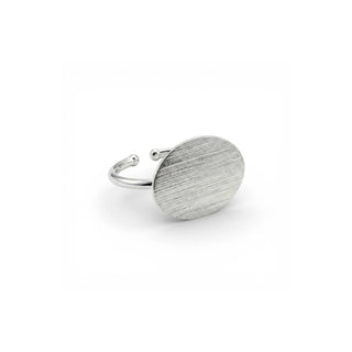 Anel regulável chapado oval liso banhado a prata 925 da UNA Semijoias em fundo branco, com textura sofisticada em destaque.