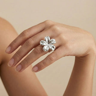 ANEL REGULAVEL FLOR GRANDE BANHADO A PRATA 925 em design elegante e sofisticado para mulheres modernas.