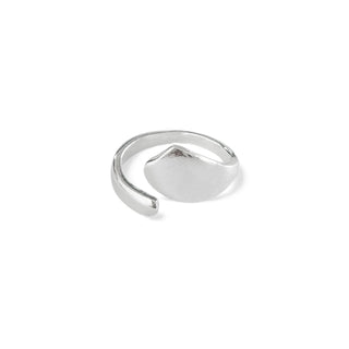 Anel de volta com ponta trabalhada banhado a prata 925 da UNA Semijoias em fundo branco, em close, com design delicado e moderno em destaque.
