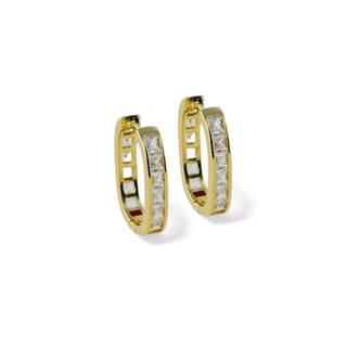 Par de argolas médias modelo click cravejadas com zircônias, banhadas a ouro da UNA Semijoias em fundo branco, semijoias finas de luxo para dia a dia e eventos.