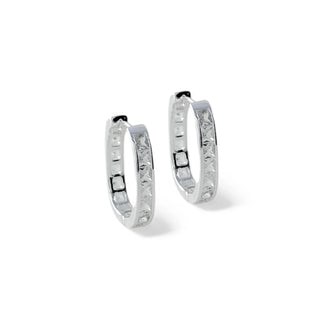 Par de argolas médias modelo click cravejadas com zircônias, banhadas a prata 925 da UNA Semijoias em fundo branco, semijoias finas de luxo.
