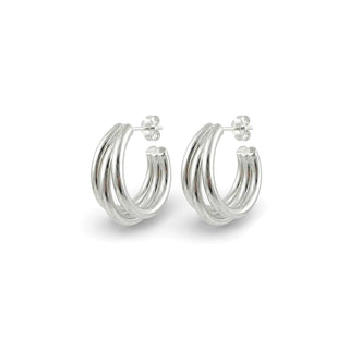 Brinco argola tripla banhado a prata 925 da UNA Semijoias, acabamento polido e design volumoso em fundo branco.