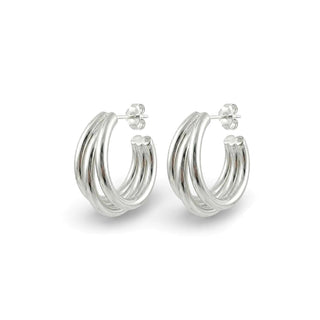Brinco argola tripla banhado a prata 925 da UNA, acabamento polido e design volumoso em fundo branco.