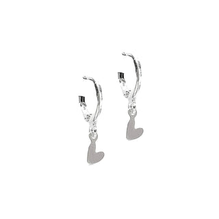 Argolinhas com pingente de coração banhadas a prata 925 da UNA Semijoias em fundo branco, semijoias finas de design minimalista para o dia a dia.