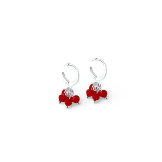 Argolinha feminina banhada a prata 925 da UNA Semijoias com miçangas vermelhas em destaque, design clássico delicado para o dia a dia.