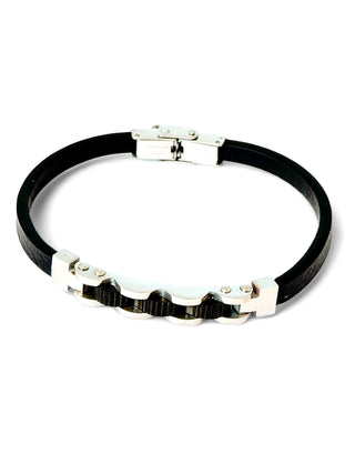 Bracelete masculino de aço inox 316L com couro black estilo motorcycle da UNA Semijoias em fundo neutro, acessório resistente e moderno em destaque.
