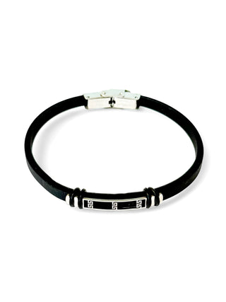 Bracelete masculino de aço inox 316L com silicone preto da UNA Semijoias em fundo neutro, semijoia resistente e antialérgica em destaque.