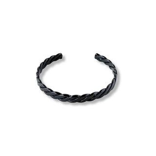 Bracelete de aço preto rígido trançado da UNA em fundo branco