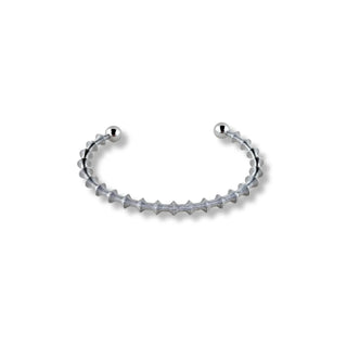 Bracelete de aço rígido com design em mola da UNA em still com fundo branco 
