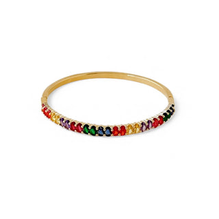 Bracelete banhado a ouro 18k da UNA Semijoias, cravejado com zircônias coloridas na parte frontal, em fundo branco, semijoia fina de luxo para dia a dia e eventos