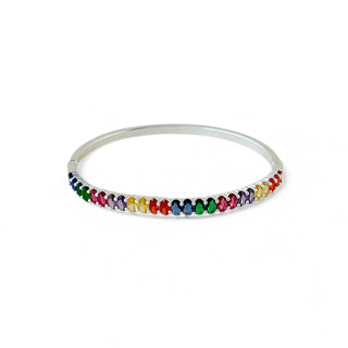 Bracelete banhado a prata da UNA Semijoias, cravejado com zircônias coloridas na parte frontal, em fundo branco, semijoia fina de luxo para dia a dia e eventos.