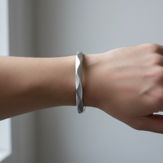 O Bracelete de Aço Escovado Masculino Orgânico da UNA combina linhas fluidas, acabamento escovado e visual contemporâneo. A peça em aço inox é resistente, hipoalergênica e traz uma presença elegante sem excesso de brilho.