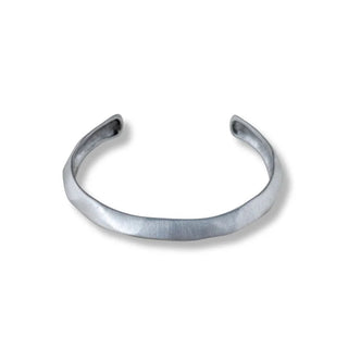 O Bracelete de Aço Escovado Masculino Orgânico da UNA combina linhas fluidas, acabamento escovado e visual contemporâneo. A peça em aço inox é resistente, hipoalergênica e traz uma presença elegante sem excesso de brilho.