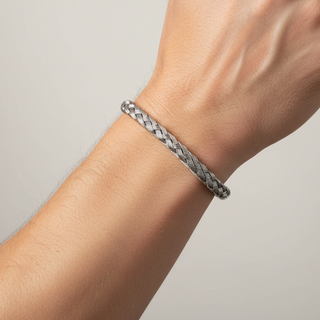 O Bracelete de Aço Masculino Rígido Trançado da UNA une acabamento dourado, textura trabalhada e estrutura resistente. A peça em aço inox tem brilho moderno e presença elegante para compor looks masculinos.
