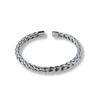 O Bracelete de Aço Masculino Rígido Trançado da UNA traz textura marcante e acabamento em aço inox para um visual forte e contemporâneo. O formato rígido valoriza o pulso e facilita o uso no dia a dia.