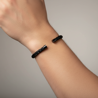 O Bracelete de Aço Preto Masculino Rígido Trançado da UNA tem acabamento escuro, textura marcante e estrutura resistente. O aço inox oferece durabilidade, enquanto o design trançado reforça o estilo urbano da peça.