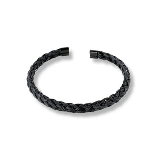 O Bracelete de Aço Preto Masculino Rígido Trançado da UNA tem acabamento escuro, textura marcante e estrutura resistente. O aço inox oferece durabilidade, enquanto o design trançado reforça o estilo urbano da peça.